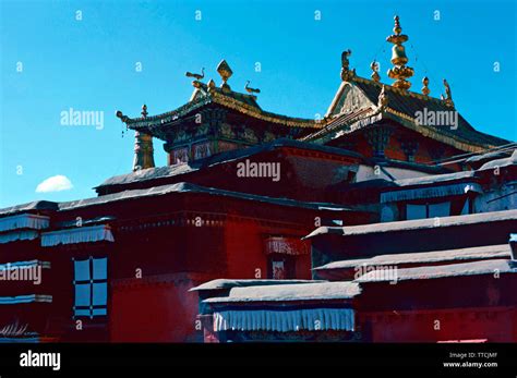  Il Tempio di Tashilhunpo: Un gioiello architettonico nel cuore del Tibet!