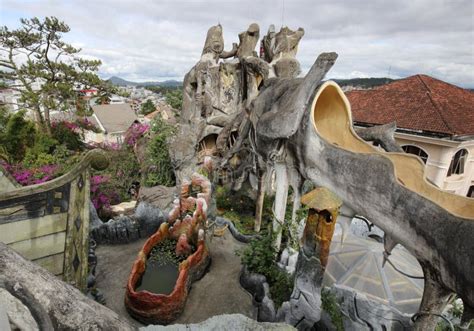 La Pagoda Hang Nga: Un capolavoro surrealista di architettura vietnamita!