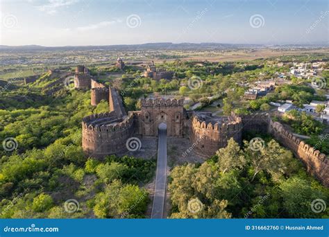 Rohtas Fort: Un Imponente Monumento Storico al Centro del Punjab!