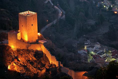 Il Castillo de la Yedra: Un enigmatico castello medievale con una storia avvincente!