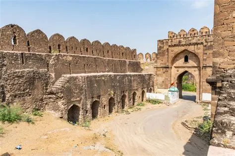 Il Forte di Rohtas: Un'antica fortezza che sfida il tempo!