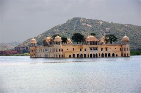  Il Jal Mahal: Un Palazzo galleggiante che sfida la gravità!