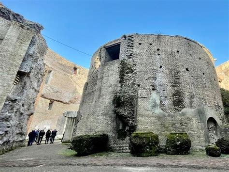 Il Mausoleo di Yunlong: Una Tomba Imperiale Misteriosa e un Tesoro Architettonico!