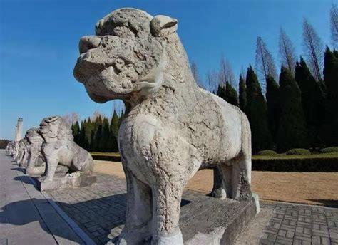 Il Mausoleo di Zhu Yuanzhang: Un Tesoro Storico Nascosto nella Cina Antica!