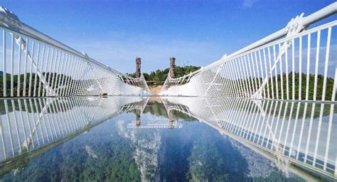 Il Ponte di Vetro di Aizhai, un capolavoro ingegneristico sospeso nel vuoto!