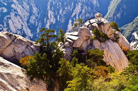  Il Tempio di Huashan: Un capolavoro architettonico immerso nella natura selvaggia!