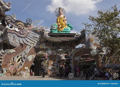  La Pagoda del Drago Celeste: Una visione maestosa che sfiora il cielo!